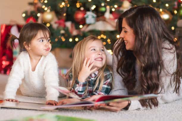 Une maman partage un livre avec ses enfants